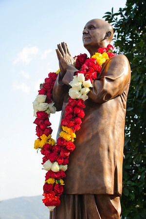 nepal-garland-statue